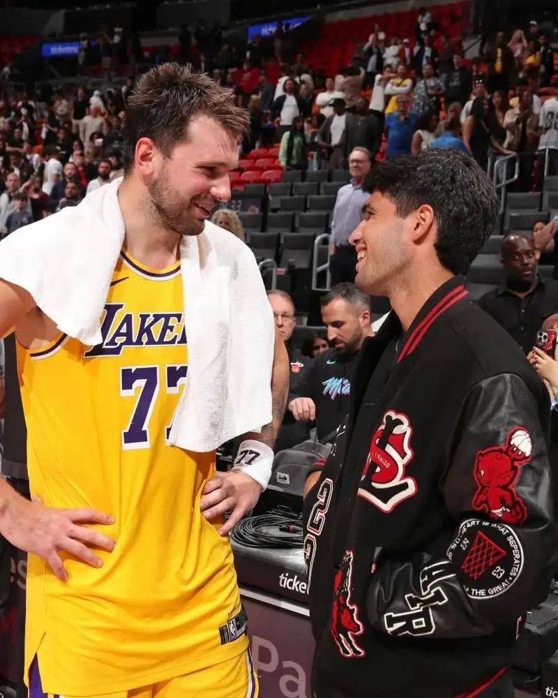 天才同框！东契奇赛后与网球名将阿尔卡拉斯合影留念