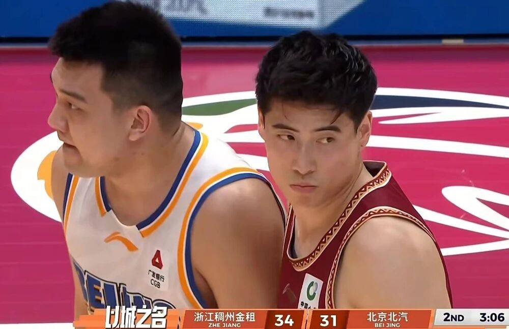 北京男篮15分惨败，不敌浙江掉出四强，篮板球被爆，周琦13+10赵睿缺阵