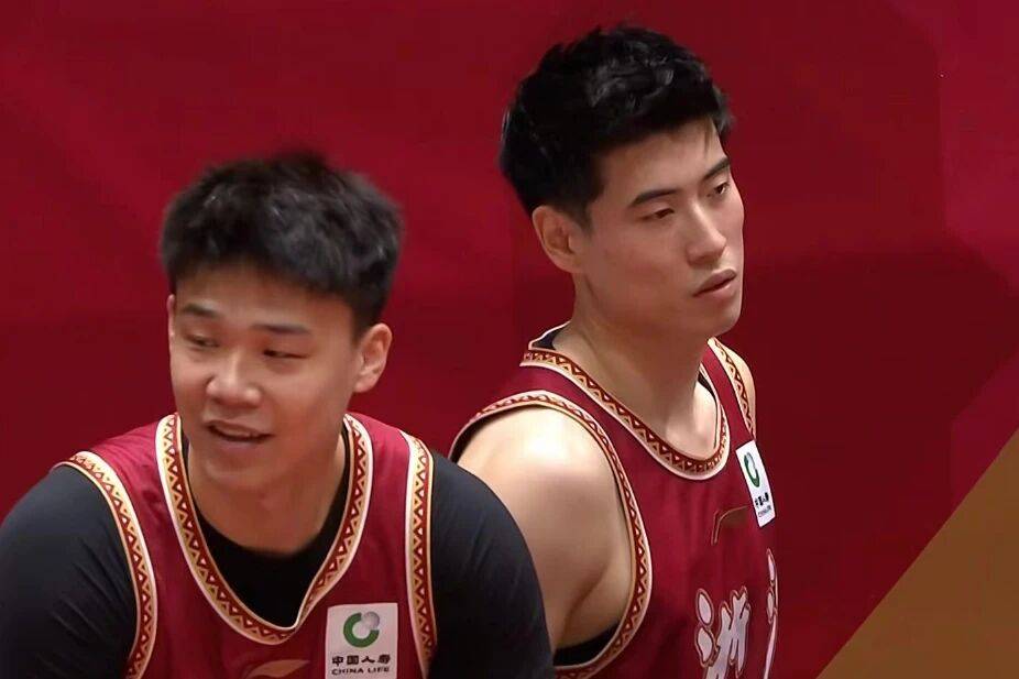 北京男篮15分惨败，不敌浙江掉出四强，篮板球被爆，周琦13+10赵睿缺阵