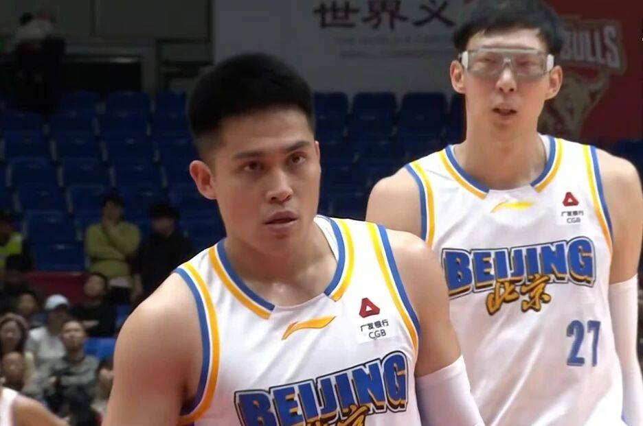 北京男篮15分惨败，不敌浙江掉出四强，篮板球被爆，周琦13+10赵睿缺阵