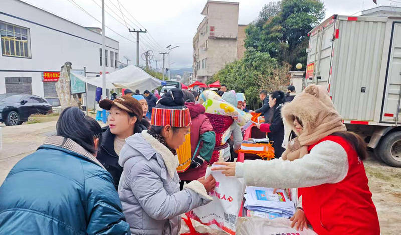 世界杯买球网 -贵州施秉：摊位“摆”出岗位，大巴“载”满民心