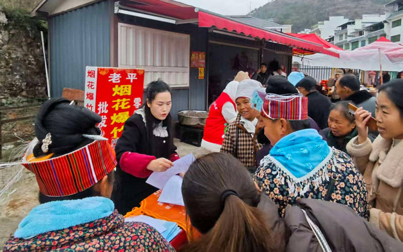 贵州施秉：摊位“摆”出岗位，大巴“载”满民心